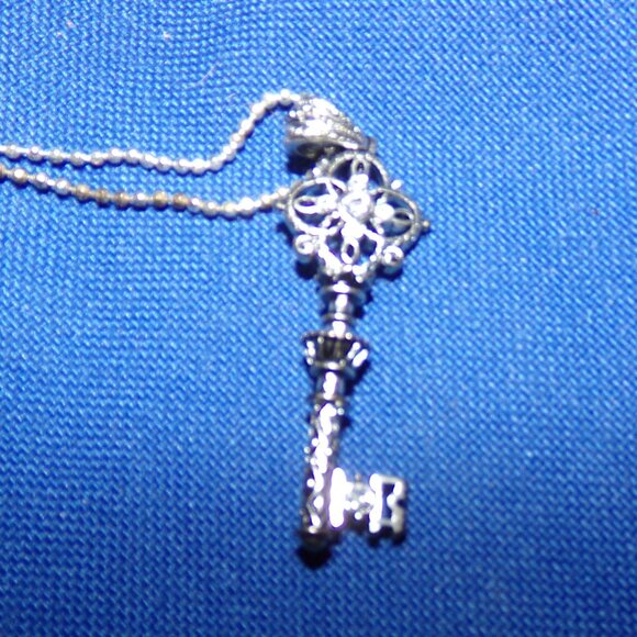 Vintage Skeleton Key to My Heart Happiness Austrian Crystal Pendant Necklace - Picture 7 of 7